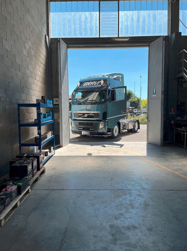 Officina Piace Batterie con un camion in assistenza