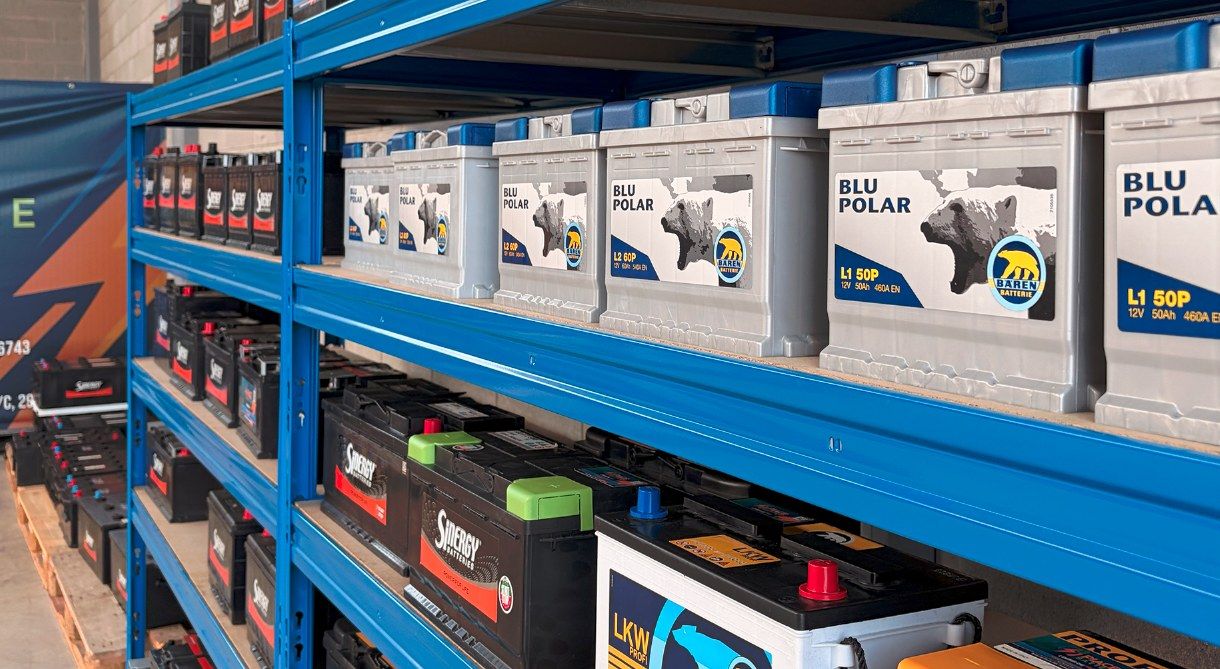 Scaffali di batterie nel magazzino Piace Batterie